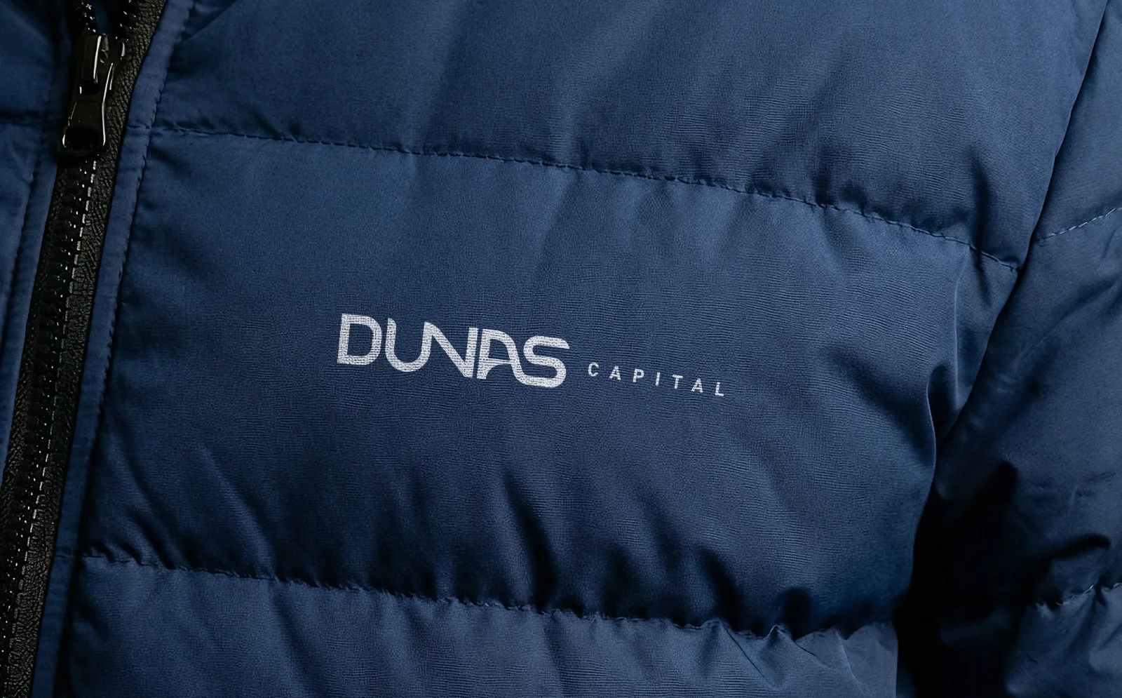 Aplicação da marca Dunas Capital em uniforme