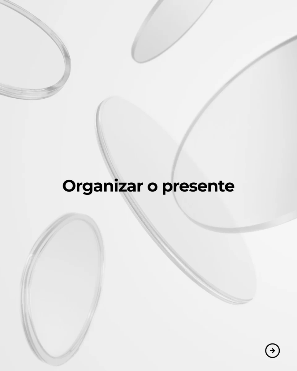 SDAZ post: glass shapes on a light background and the line “Organizing the present”