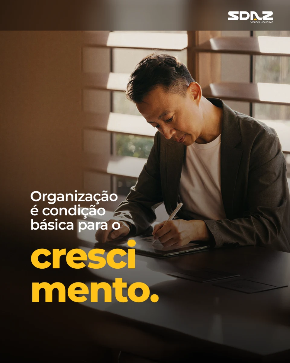 SDAZ post: a man working at a desk and the line “Organization is a basic condition for growth”
