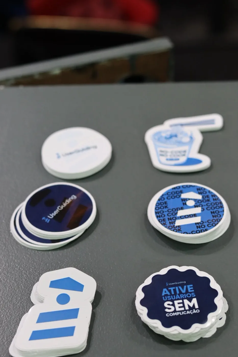 Bottons e adesivos da campanha sobre a mesa