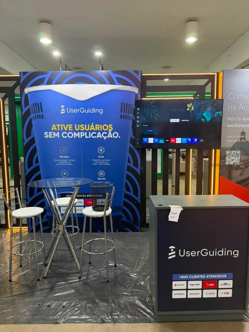 Vista completa do estande da UserGuiding no Startup Summit