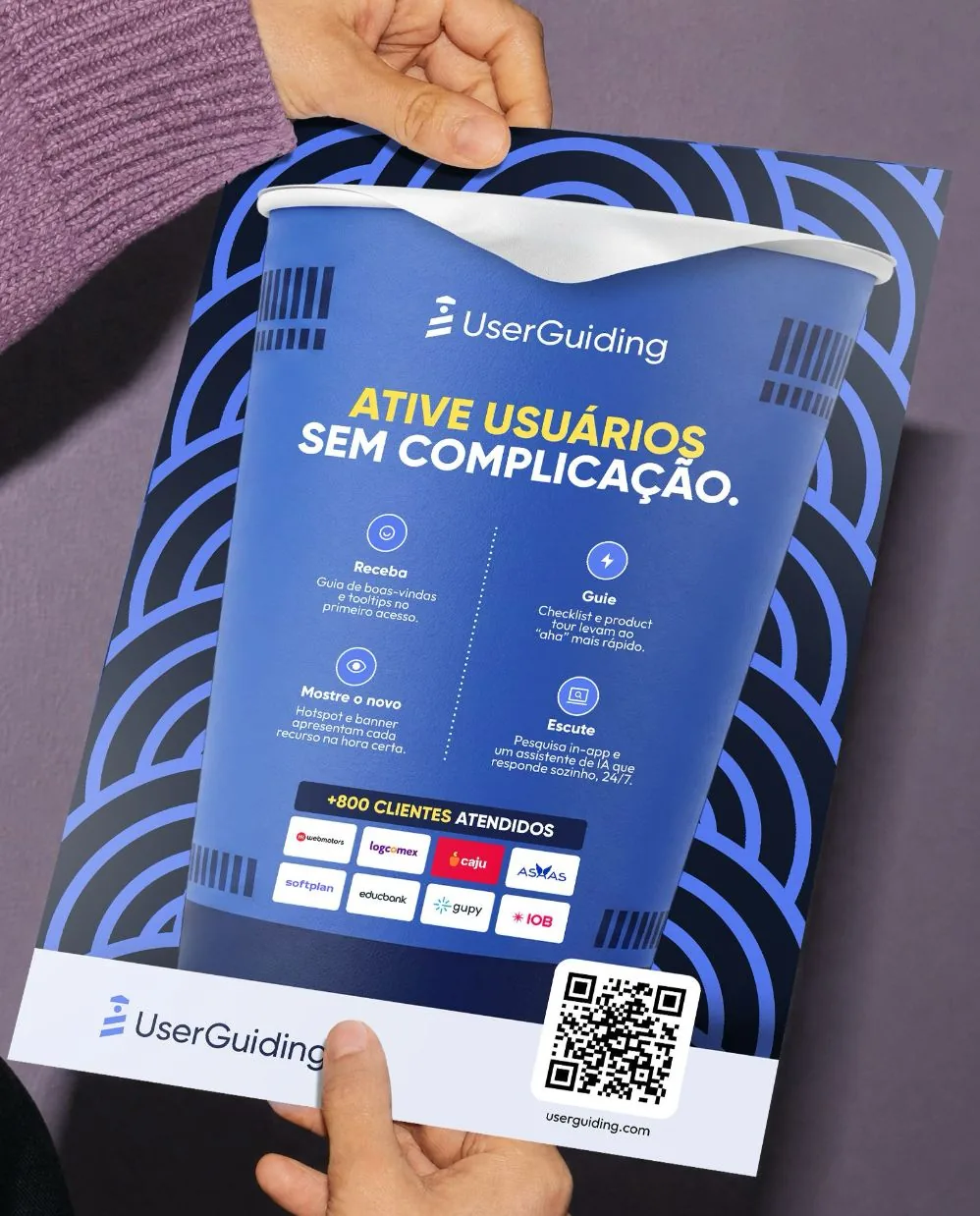 Folheto impresso com o modo de preparo e o QR code, na mão